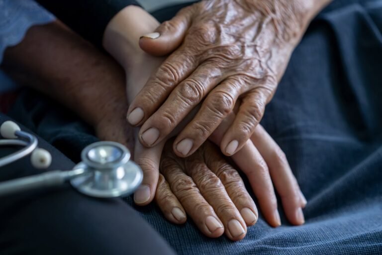 Parkinson: estudo relaciona bactérias na boca à perda cognitiva Parkinson: estudo relaciona bactérias na boca à perda cognitiva