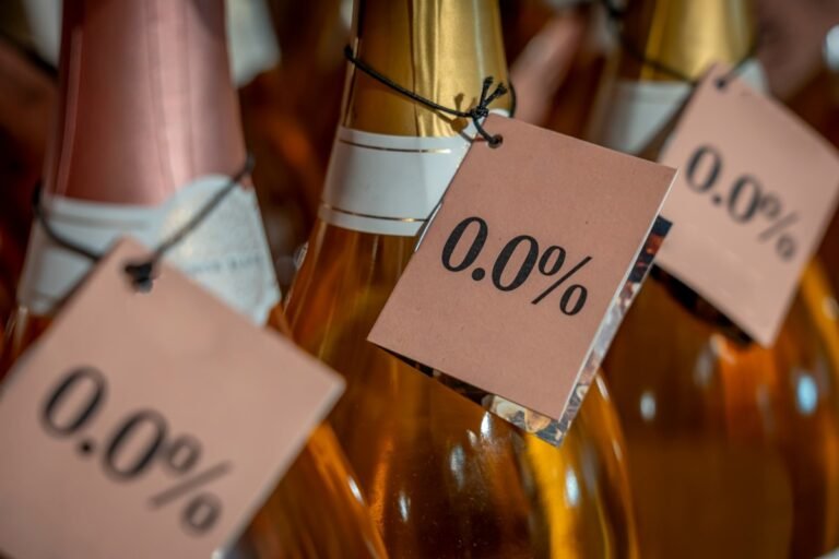 Especialistas explicam se consumir bebidas não alcoólicas é seguro