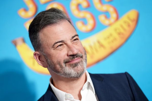 Jimmy Kimmel volta ao ar após comentário polêmico sobre Charlie Kirk
