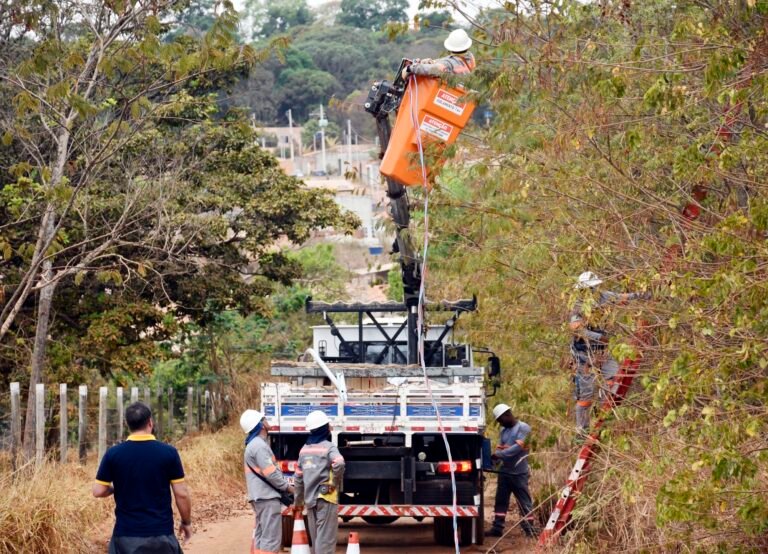 Mais de mil luminárias chegam ao Morro da Cruz, em São Sebastião