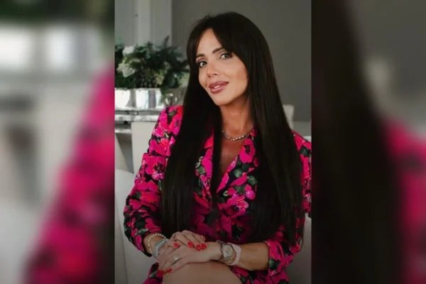 Mulher que urinou na rua “incorporou entidade” e tocou terror em DP