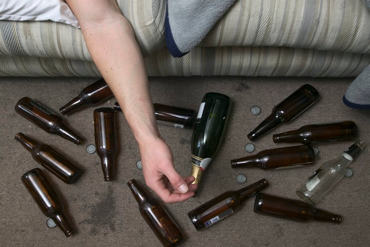 Saúde pública: mortes por alcoolismo caem, mas internações aumentam