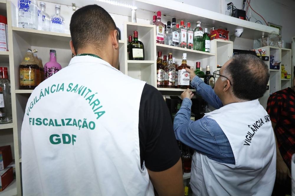 Ação noturna em Sobradinho apreende bebidas irregulares e autua sete distribuidoras
