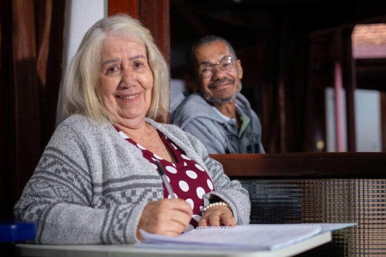 Aos 80 anos, aluna da UnB leva marido com Alzheimer para as aulas