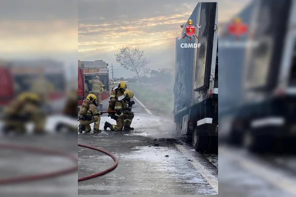 Caminhão fica destruído após pegar fogo perto de base da Marinha