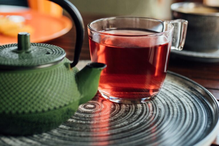 Chá rico em antioxidantes pode ajudar nos sintomas da menopausa