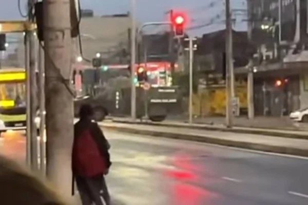 Complexo do Alemão vira campo de guerra em megaoperação com 2.500 policiais