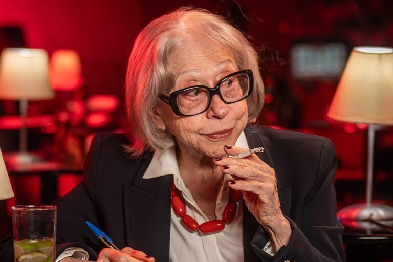 Danielle Winits chora ao receber elogios de Fernanda Montenegro