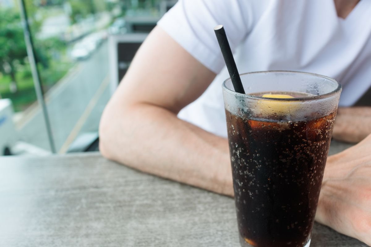 Estudo: beber refrigerante todo dia aumenta risco de gordura no fígado