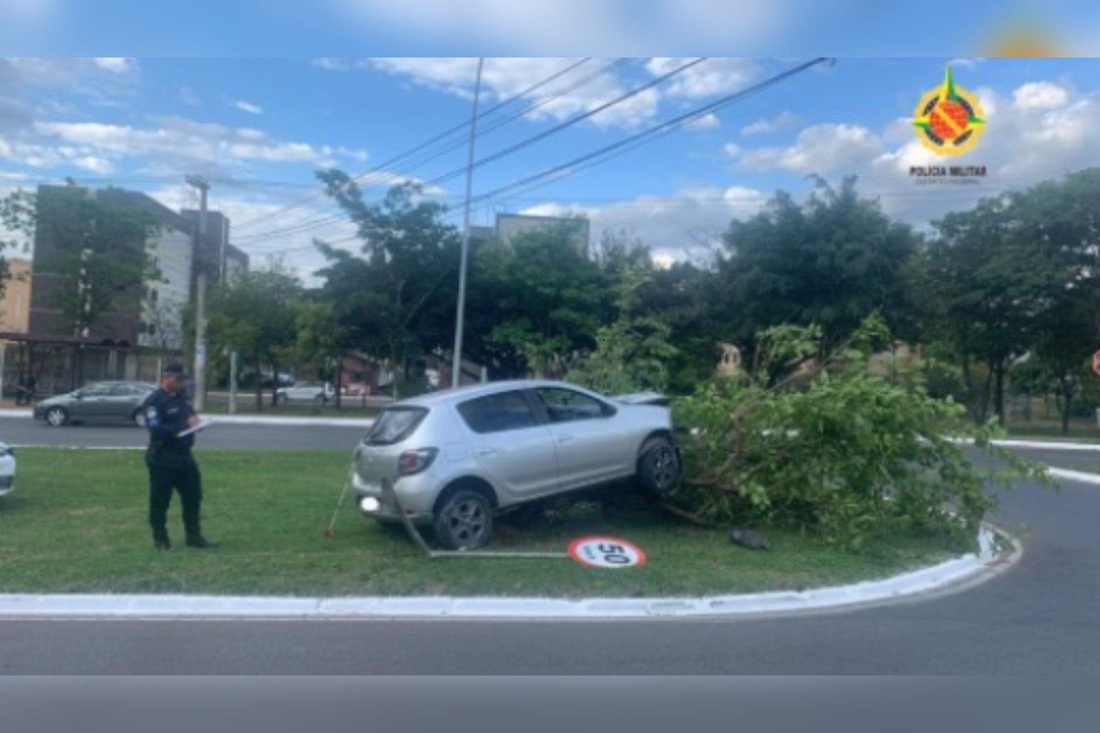 Homem entra em surto após acidente e se esconde em buraco no DF