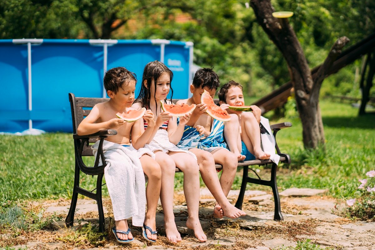 Mito ou verdade? Entenda se entrar na piscina após comer faz mal