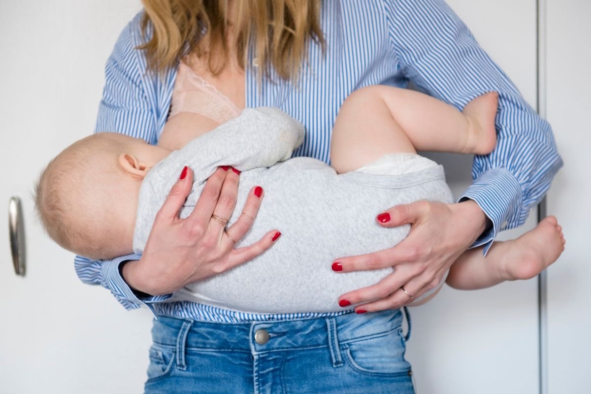 Mulheres que amamentam podem ter sintomas semelhantes aos da menopausa