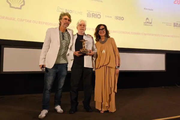 Reginaldo Faria recebe Troféu Redentor Especial no Festival do Rio