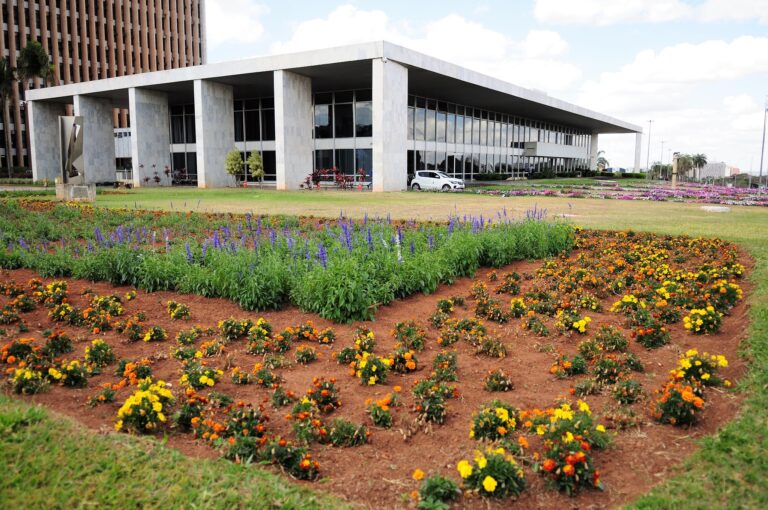 Servidores do DF ganham “feriadão” com mudança de ponto facultativo