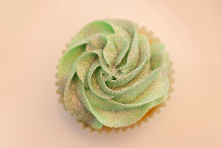 Anvisa alerta sobre riscos no uso de glitter em bolos e doces