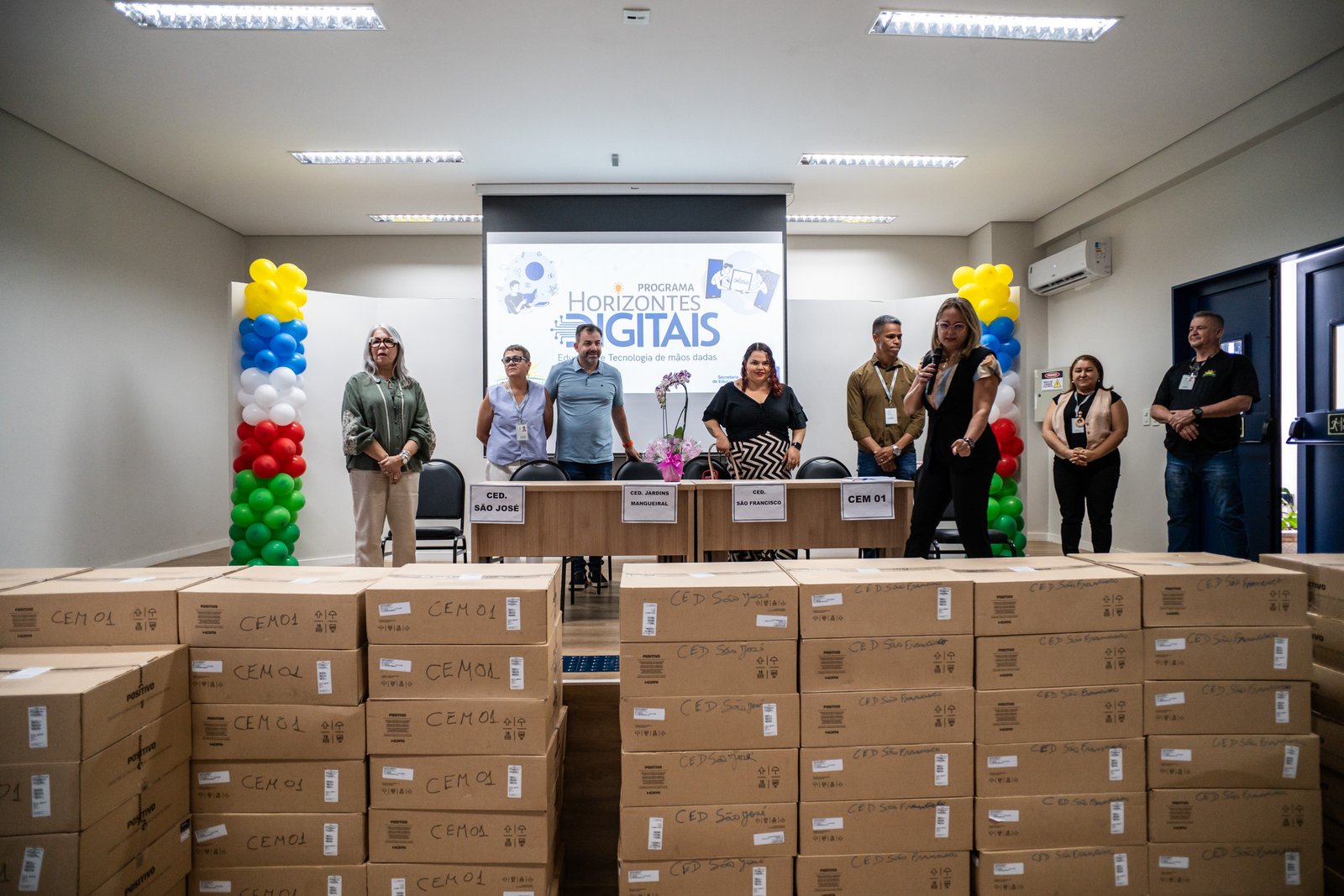 CED Jardins Mangueiral recebe computadores do Programa Horizontes Digitais