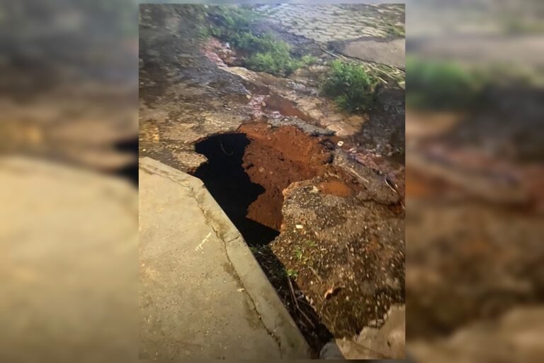 Carro é engolido por cratera que se abriu após chuva em Arniqueira