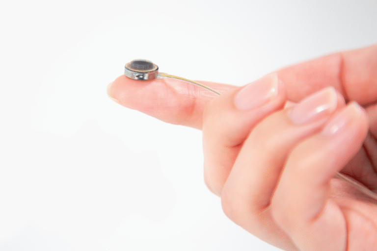 Chip cerebral de concorrente da Neuralink recebe aval para testes