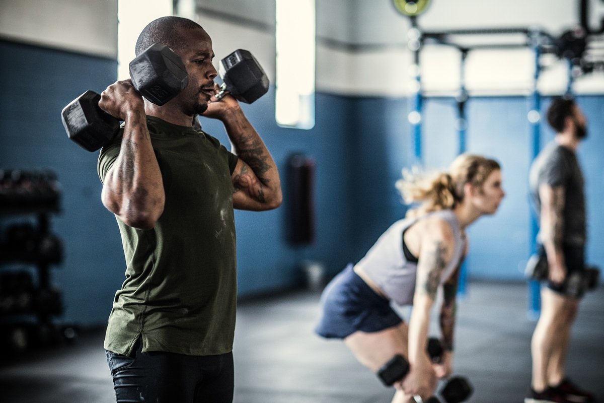 Mais carga ou repetições? Como montar treino para ganhar massa rápido