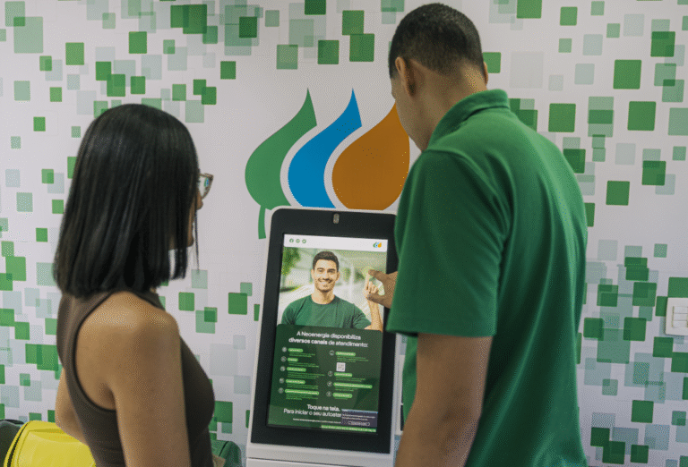 Mutirão facilita negociação de energia e regularização na Estrutural