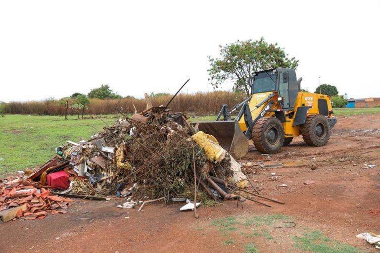 SLU retira 280 toneladas de resíduos em ação no Sol Nascente e Park Way