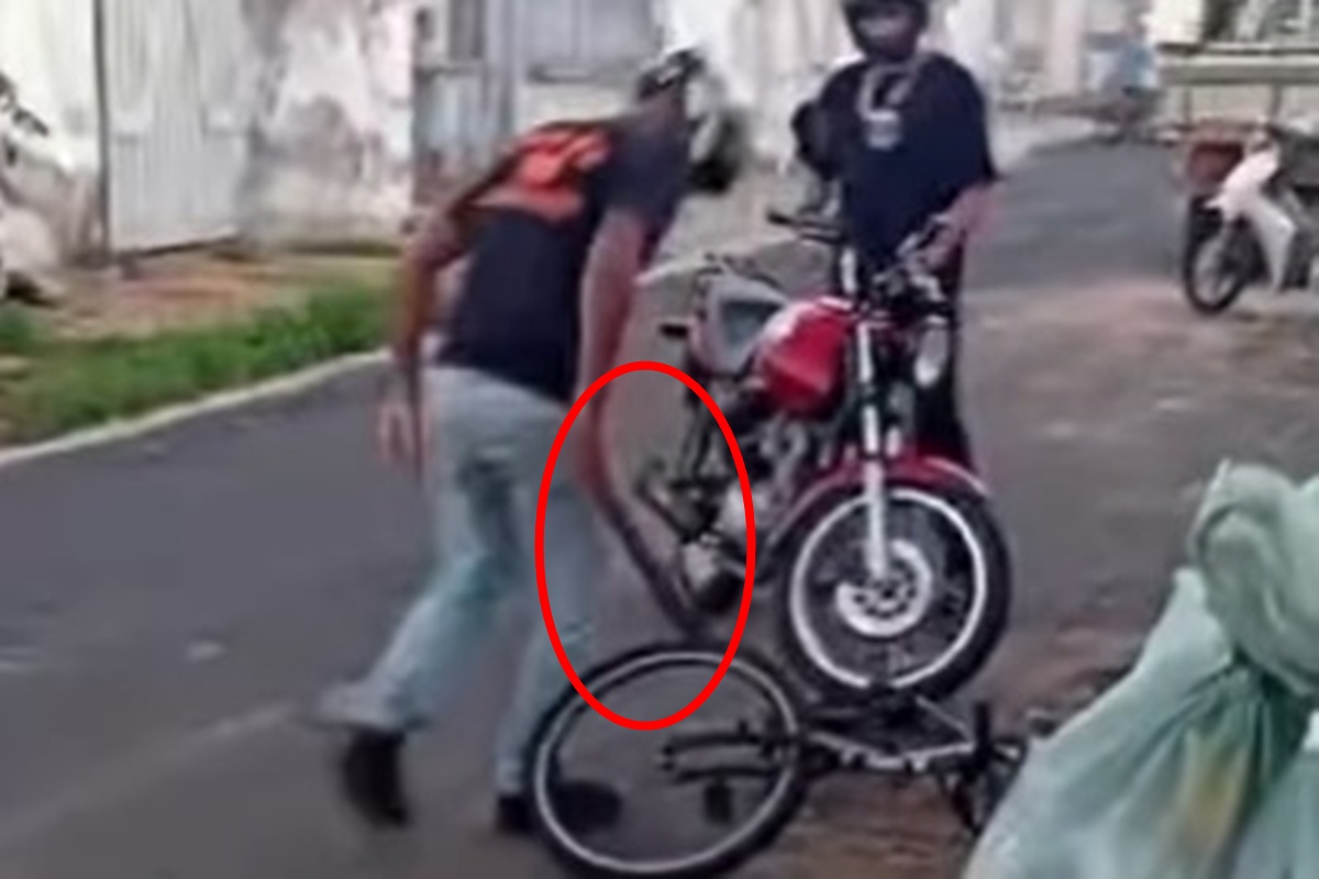 dupla ameaça adolescente antes de atacá-lo