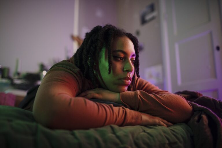 Ansiosa e cínica, geração Z enxerga o mundo como um lugar assustador