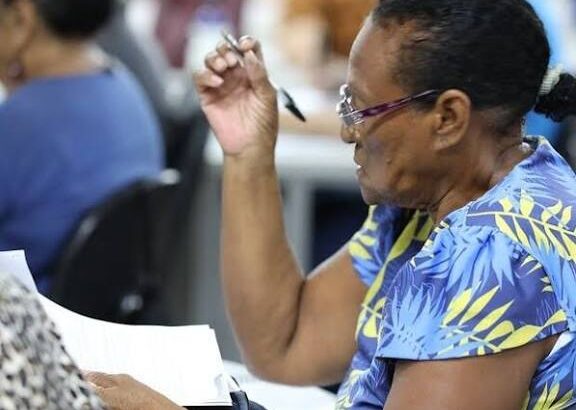 Aulão de redação da Biblioteca Nacional incentiva idosos a voltarem aos estudos