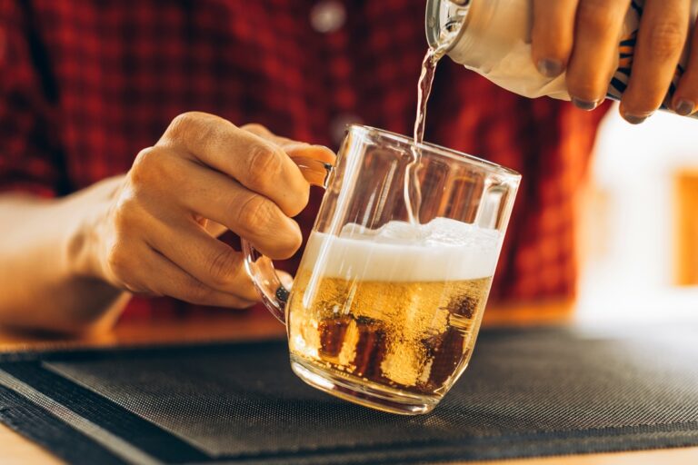 Beber álcool em excesso aumenta risco de AVC precoce, diz estudo