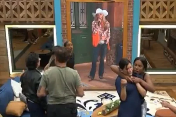 Carol Lekker surta e tem ataque de raiva após expulsão de A Fazenda 17