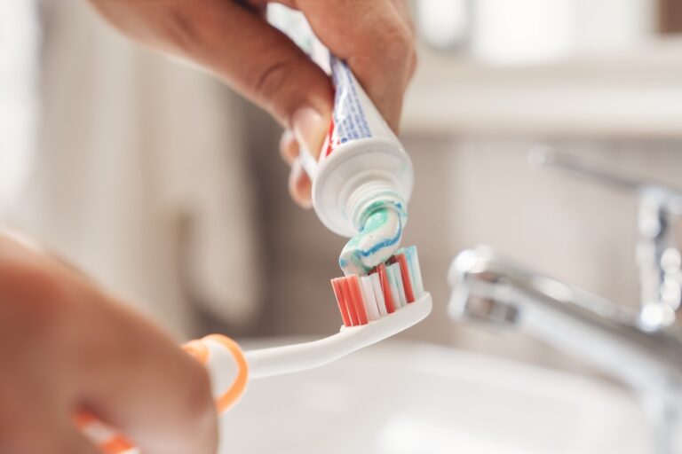 É melhor escovar os dentes antes ou depois do café da manhã?