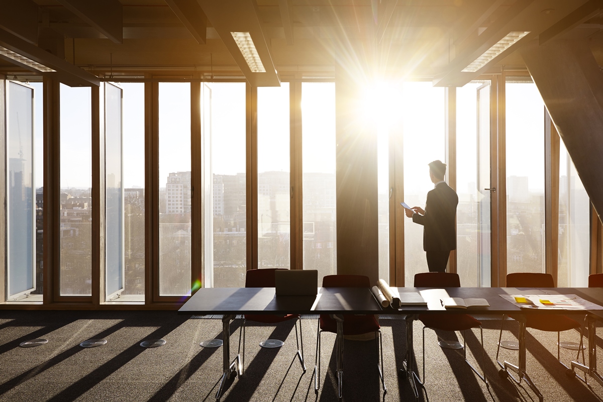 Luz natural no escritório melhora controle da glicemia, afirma estudo