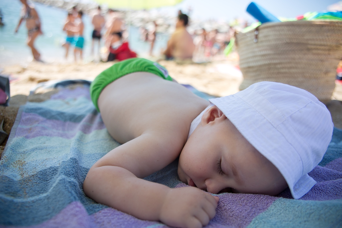 Médicas explicam os riscos de expor bebês e crianças ao sol na praia