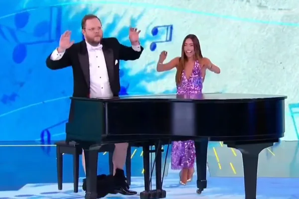 Patrícia Abravanel abaixa as calças no SBT e diverte público