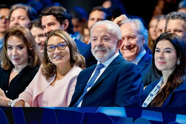 Patrícia Abravanel reage após críticas por presença de Lula no SBT