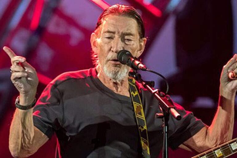 Quem foi Chris Rea, cantor de hino natalino que morreu aos 74 anos