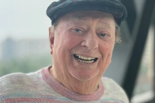 Raul Gil retorna ao SBT para homenagem um ano após demissão