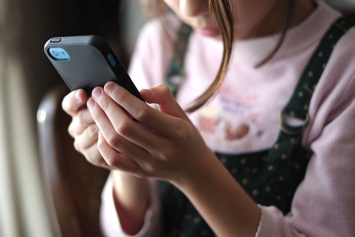 Saiba como o excesso de telas afeta as habilidades motoras de crianças