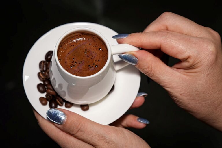 Tomar café reduz envelhecimento celular. Veja quanto