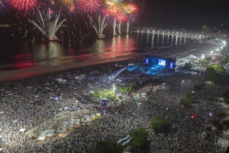 gênero ainda enfrenta disparidade de espaço e cachês no Réveillon