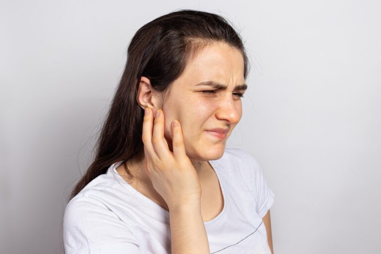 otorrino explica condição que causa pressão e zumbido no ouvido