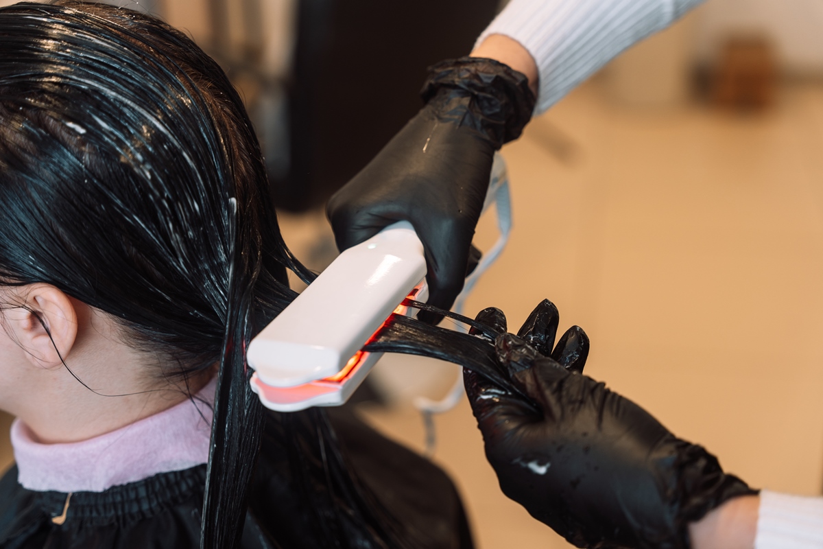 Anvisa proíbe alisantes capilares e saneantes. Confira quais produtos