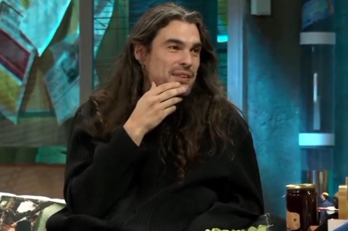 Brasileiros atacam pessoa errada após revolta com diretor espanhol