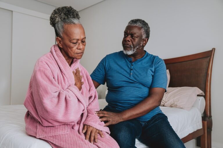 Cardiologista explica que sinais de infarto em mulheres são diferentes