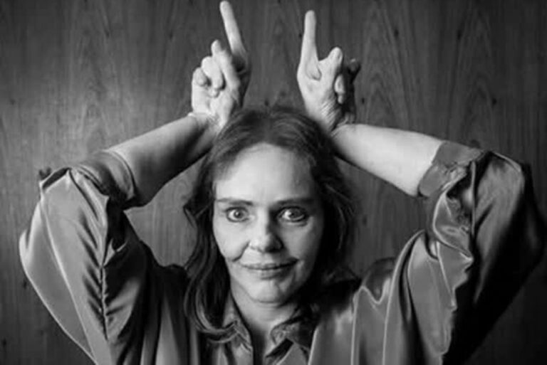 Cida Moreira homenageia Angela Ro Ro em show no Rio de Janeiro