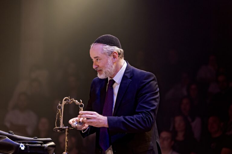 Dan Stulbach relaciona nova peça ao antissemitismo vivido pela família