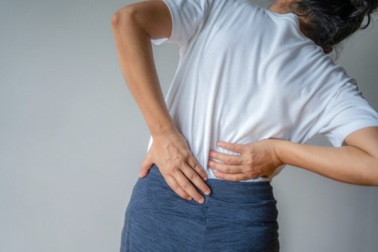 Entenda por que evitar tomar remédio para dor de treino com frequência