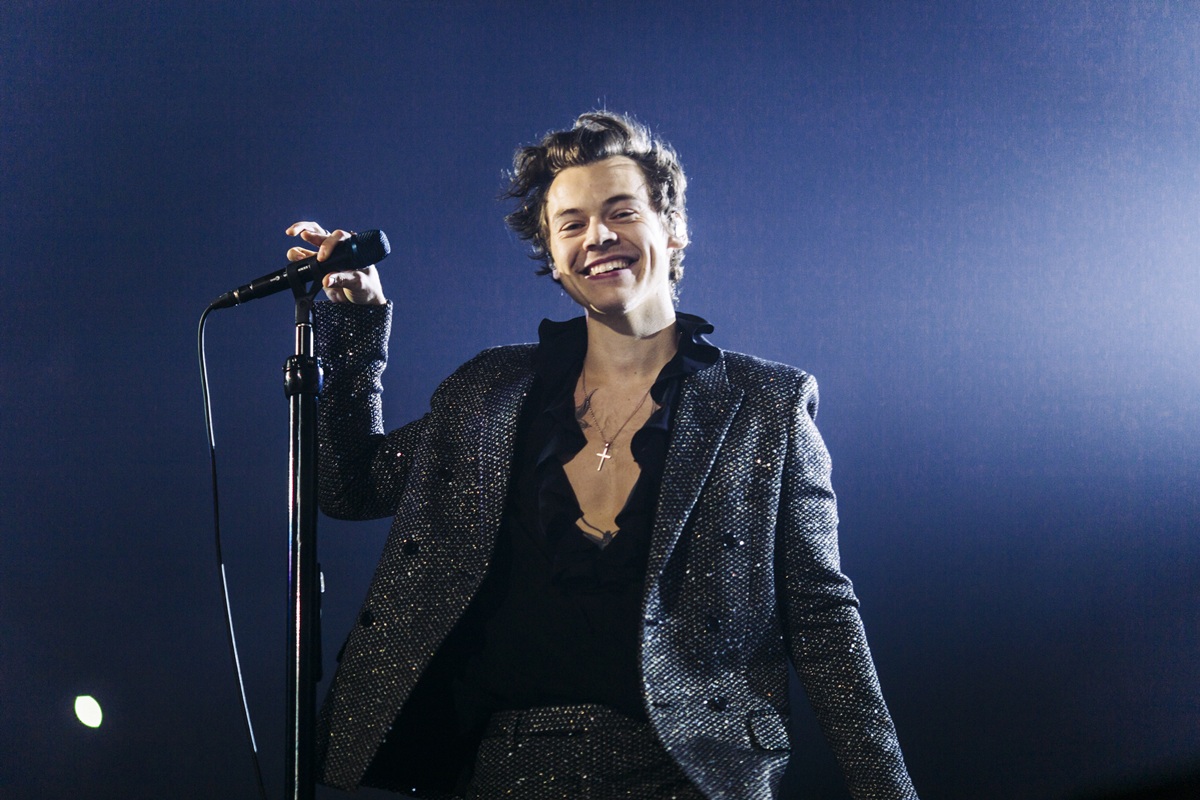 Harry Styles anuncia data de lançamento do novo álbum