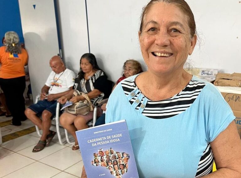 Novo modelo da caderneta da Pessoa Idosa promete facilitar cuidados e monitoramento da saúde