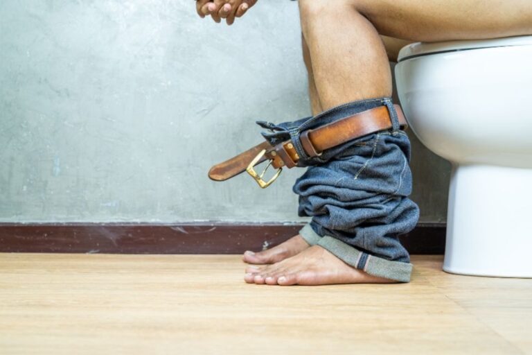 Oncologista explica se fazer xixi sentado previne o câncer de próstata